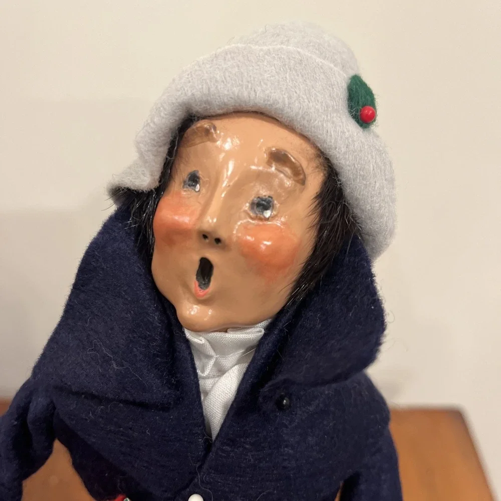 1990 BYERS CHOICE CHRISTMAS CAROLER Black Hair Man Holding Basket With Gifts